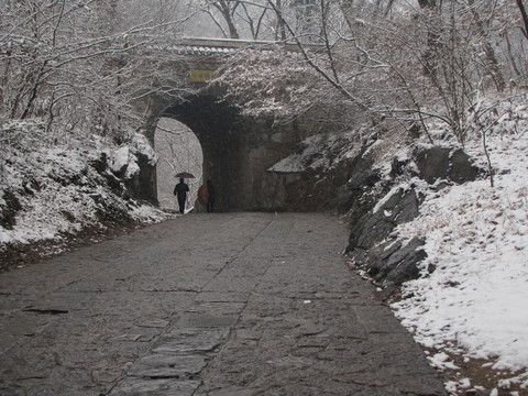峰回路轉(zhuǎn) 瑯琊古道殘雪