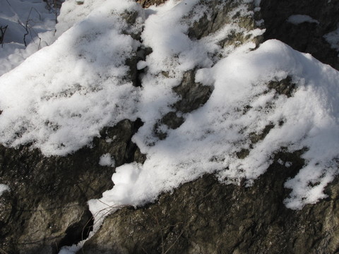 岩石积雪
