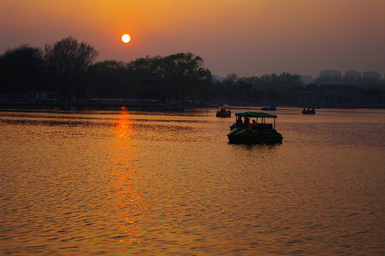 夕陽(yáng)下的湖面