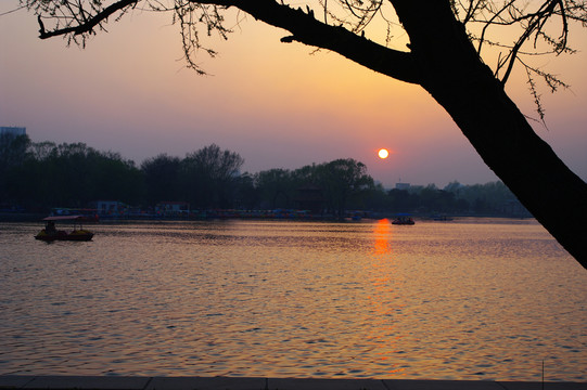 夕陽(yáng)下的湖面