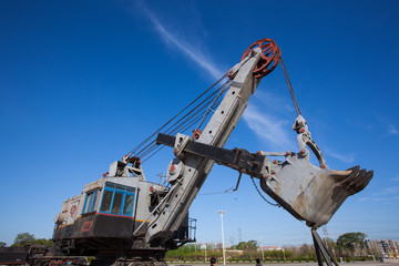 大型挖掘機(jī)