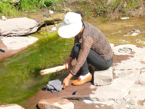 鄉(xiāng)村河邊洗衣服