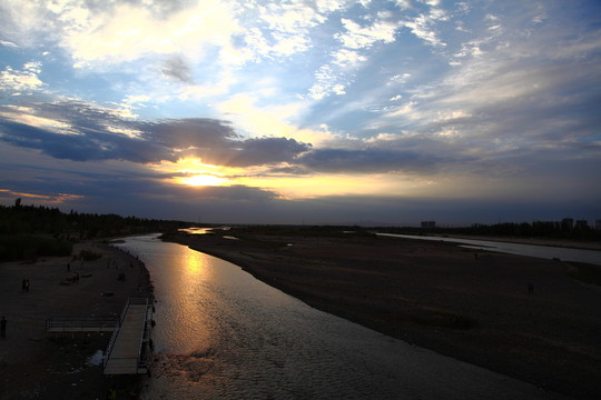伊犁河的夕陽(yáng)