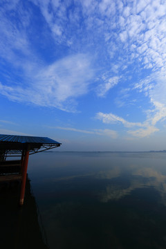 藍(lán)天白云湖水