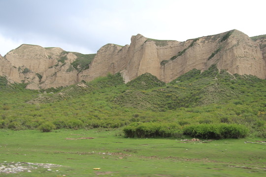 山崖兀立