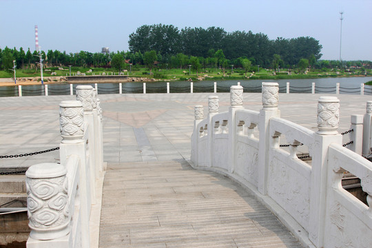 公園里的石橋石柱