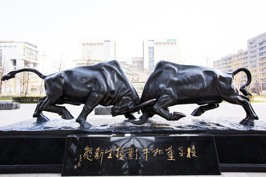 頂牛雕塑