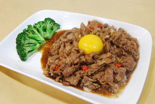 窩蛋黑椒肥牛肉