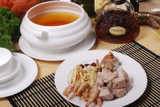 五指毛桃燉豬踭