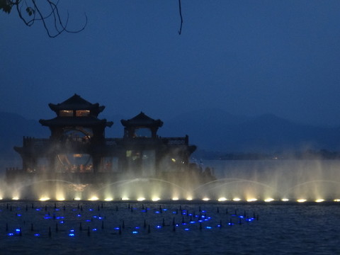 煙 波 樓