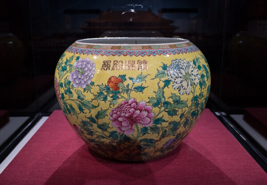 黃地粉彩纏枝牡丹紋大缽缸