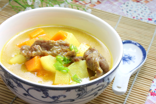 咖哩土豆牛肉湯