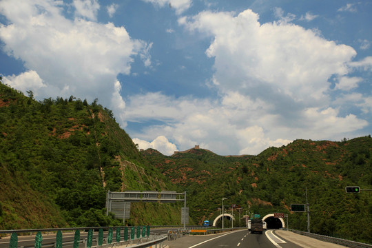 公路隧道口