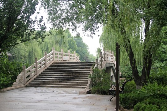 濟(jì)南大明湖公園石拱橋湖水