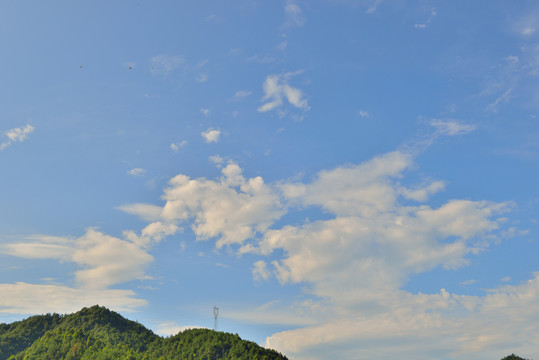 藍(lán)天白云 遠(yuǎn)山