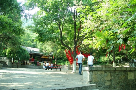 濟(jì)南千佛山古院落祈福紅布條