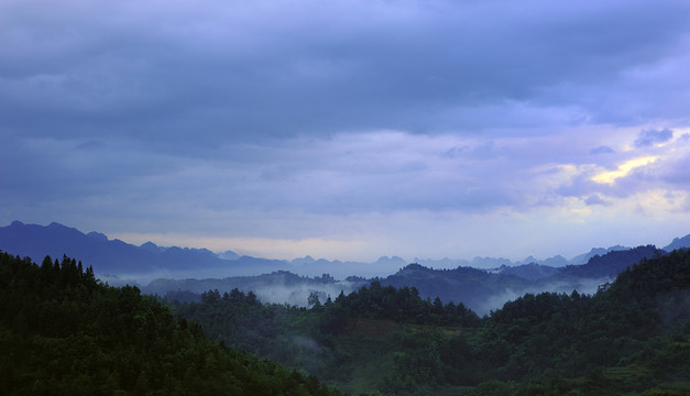 山峰云霧