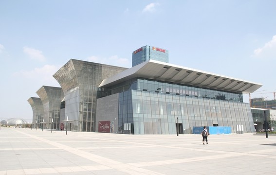 濟(jì)南西站廣場(chǎng)和綠地集團(tuán)建筑