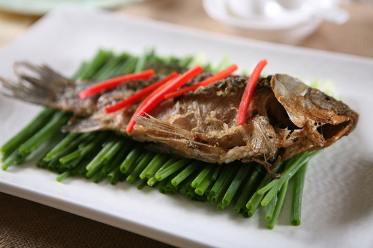 蔥烤河鯽魚(yú)