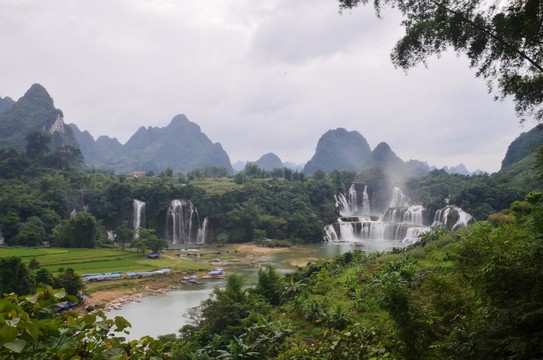 德天瀑布遠(yuǎn)景