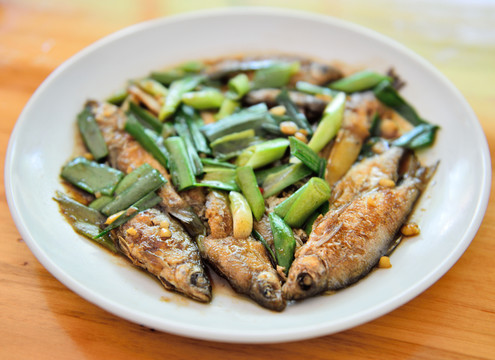 蒜苗炒溪魚