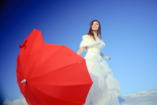 红心雨伞与新娘