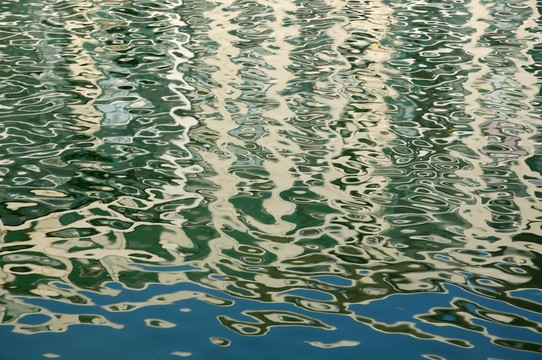 水面波紋和倒影