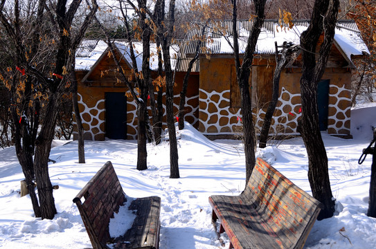 林中雪地小屋