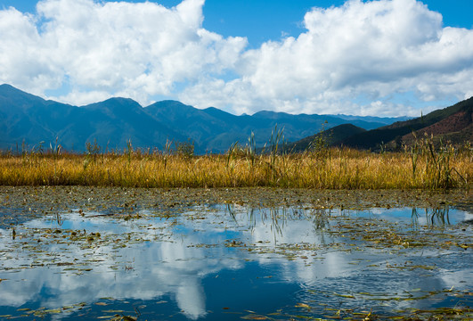 藍(lán)天白云山川湖泊