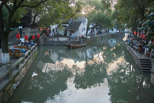 河畔人家
