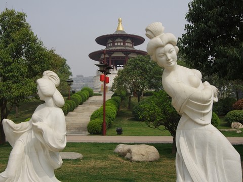 西安大唐芙蓉園唐代女雕塑