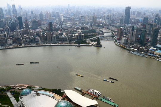 東方明珠塔俯瞰黃浦江