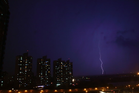 城市與閃電