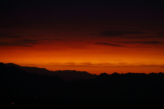 山巒和夕陽(yáng)余輝