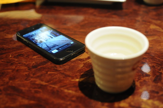 手機(jī)茶杯