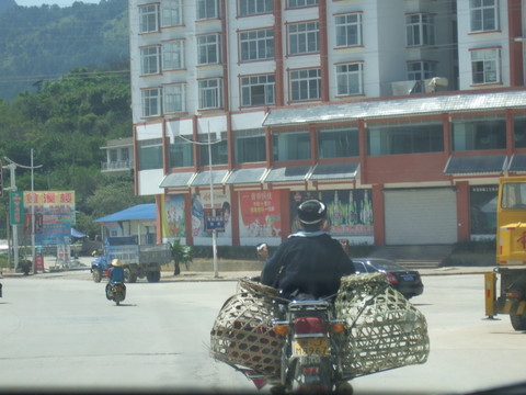 摩托車 進(jìn)城 瑤族