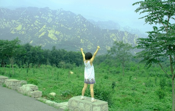 鳳凰嶺景區(qū)石山游人雀躍的背影
