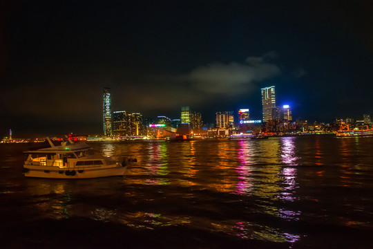 夜游維多利亞港
