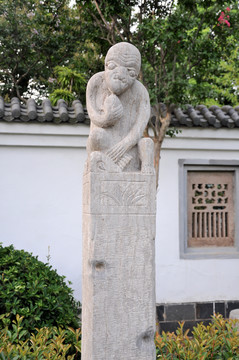 人面獸石雕塑像