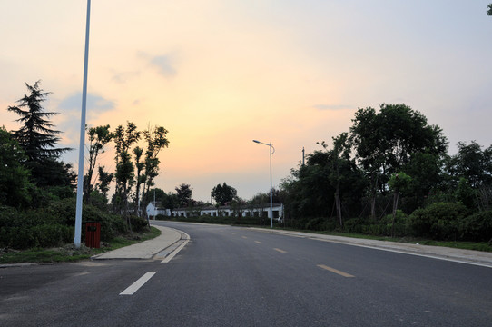 城市道路 晚霞