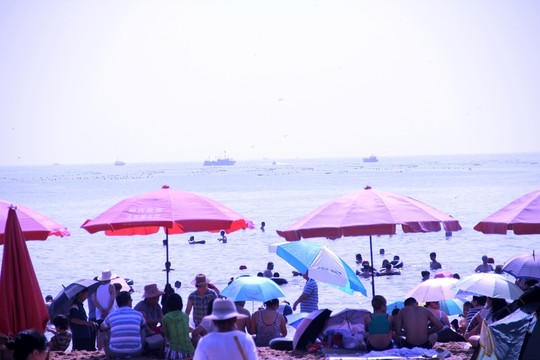 南戴河夏季黃金海岸海灘美女游泳