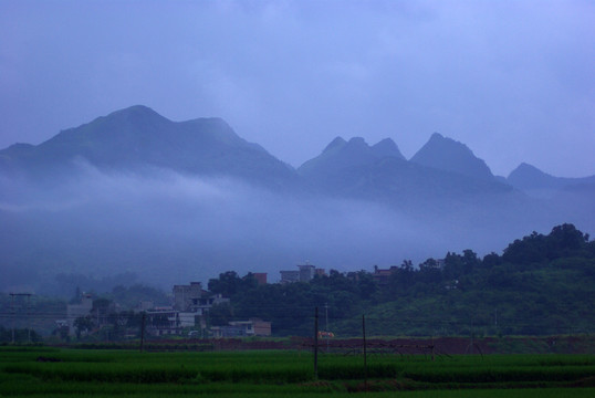 山 云霧 山村 田野