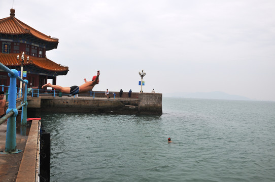 青島棧橋跳水的人