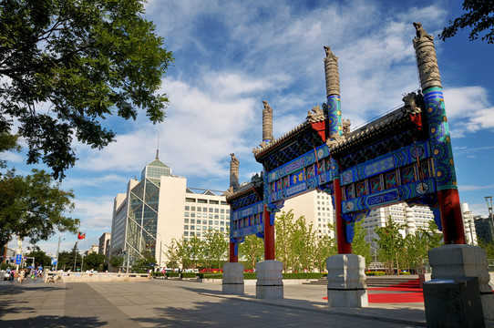 中國銀行大廈和仿古牌樓