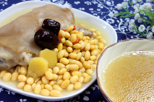 黃豆豬手湯
