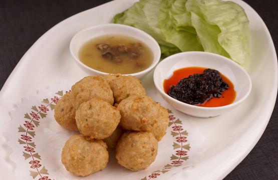 手抓鯪魚球