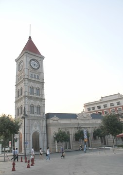 天津意風(fēng)區(qū)風(fēng)情街建筑  鐘塔