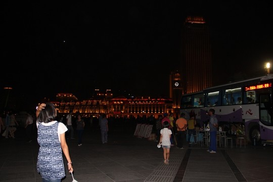 天津海河邊建筑  夜景人物背影