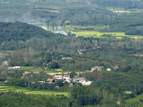 鳥瞰山村景如畫