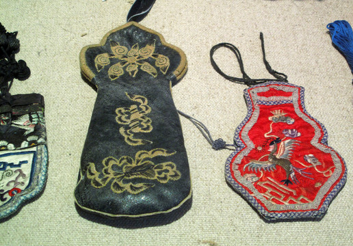 鄂溫克族紅底繡鳳凰圖案荷包